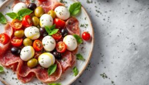 Ghirlanda di spiedini senza cottura: l’antipasto scenografico pronto in 10 minuti